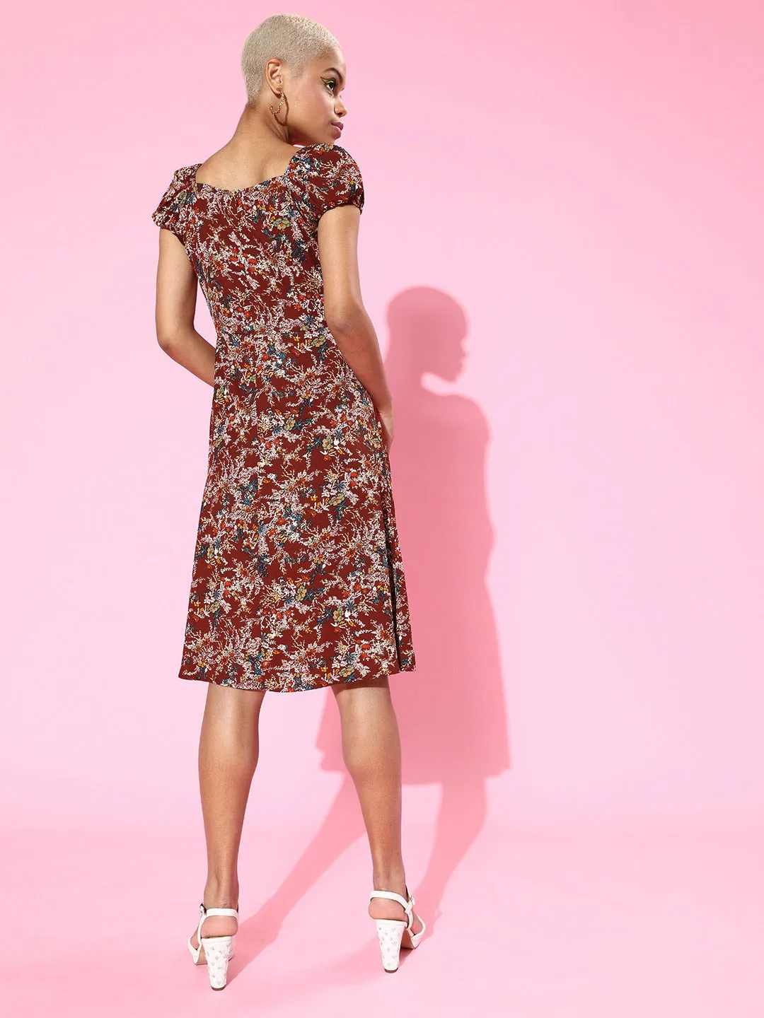 Berrylush Women Maroon & White Ditsy Floral Printed Tie-Up Sweetheart Neck Ruched A-Line Midi Dress